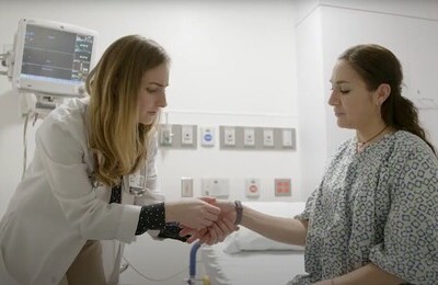 Кодирование Аквилонг в Ивантеевке Врач держит пациентку за руку